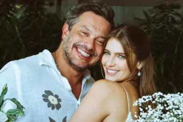 
			
				Isabella Santoni se casa com milionário um mês após anunciar noivado
			
			
