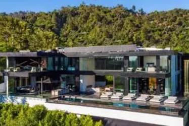 
			
				Jade Picon se hospeda em mansão de bilionário avaliada em R$ 200 mi
			
			