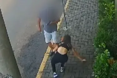 
			
				Jovem é atacada com ácido e fica em estado grave no Paraná
			
			