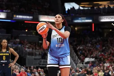 
			
				Kamilla faz 1º duplo-duplo na WNBA, mas não impede derrota de Chicago
			
			
