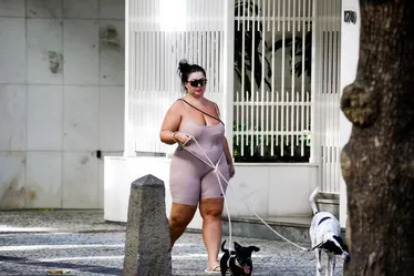 
			
				Letticia Munniz é flagrada com roupa 'surrada' e brinca
			
			