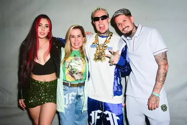
			
				MC Daniel faz aparição pública rara com mãe e os dois irmãos
			
			