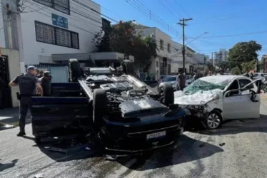 
			
				Menor furta carro e fere mulher na fuga ao capotar sobre outro veículo
			
			