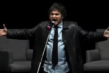 
			
				Milei canta como rockstar durante lançamento de livro
			
			