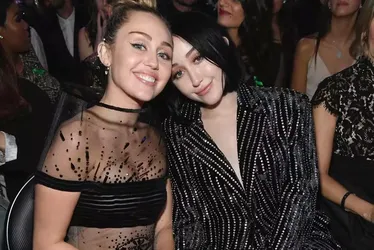 
			
				Noah Cyrus faz selfies pelas ruas de SP antes de cantar em festival
			
			