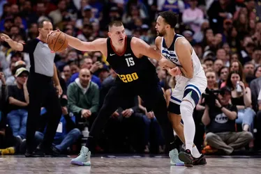 
			
				Nuggets vencem Timberwolves e fazem 3 a 2 na semifinal do Oeste
			
			