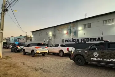 
			
				PMs são alvos da PF por suspeita de venda de armas para facções de AL
			
			