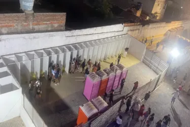 
			
				Prefeitura instala banheiro feminino sem teto e sem porta no São João
			
			