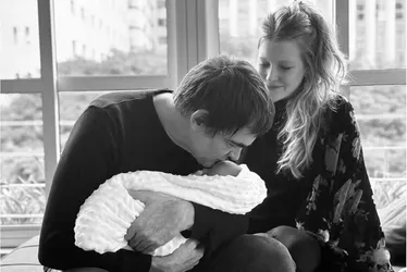 
			
				Samuel Rosa e Laura Sarkovas postam foto da filha nos 2 meses da bebê
			
			