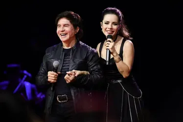 
			
				Sandy canta com o pai em último show antes de pausa na carreira
			
			