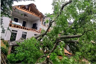 
			
				Tempestade em Houston, EUA, deixa 7 mortos e 800 mil famílias sem luz
			
			