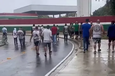 
			
				Torcedores do Fluminense protestam no CT Carlos Castilho
			
			