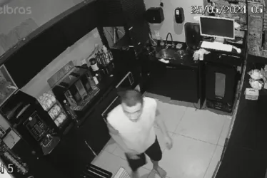 
			
				VÍDEO: criminoso furta padaria na Jatiúca e causa prejuízo de R$ 2 mil
			
			