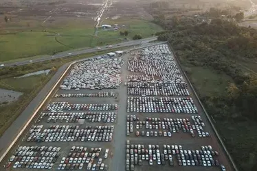 
			
				Veículos afetados pelas enchentes no RS são leiloados pela metade do preço
			
			