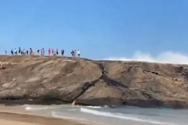 
			
				Vídeo: banhistas são arrastados por ondas fortes em praia
			
			