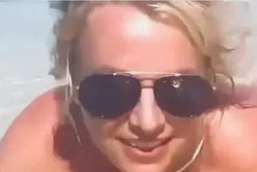 
			
				Vídeo: cantora Britney Spears surge completamente nua na praia
			
			