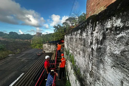
				Casa desaba e deixa cinco pessoas presas dentro do imóvel na Grota do Aterro
			
			