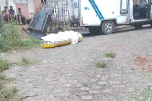 
				Corpo concretado achado em matagal é de jovem que estava desaparecido
			
			