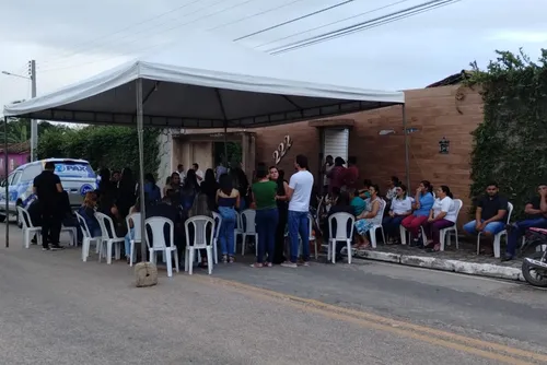 
				Corpo de blogueiro morto dentro de carro é sepultado em Junqueiro
			
			