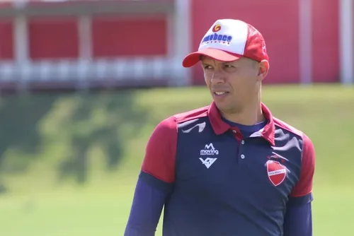 
				Higo Magalhães é o novo técnico do CSA e já comanda o time nesta terça
			
			