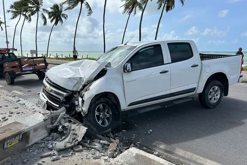 
				Motorista colide e derruba poste após passar mal em Cruz das Almas
			
			