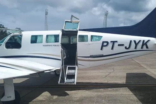 
				Porta de avião se abre em voo durante trajeto entre Recife e Maceió
			
			