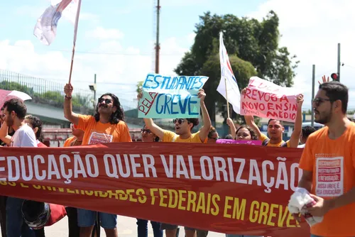 
				Servidores e estudantes da Ufal fecham entrada do Campus Maceió
			
			
