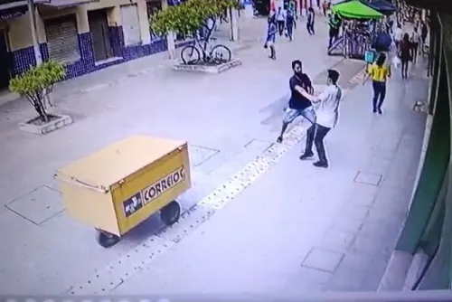 
				Vídeo flagra homem sendo esfaqueado no calçadão do centro de Maceió
			
			