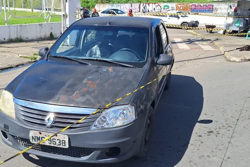 
				Vídeos: homem é assassinado com tiro no pescoço dentro de carro no Jacintinho
			
			