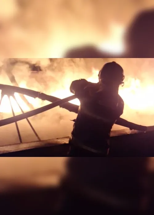 
			
				Caminhão bitrem pega fogo na BR-101; veja imagens da explosão!
			
			