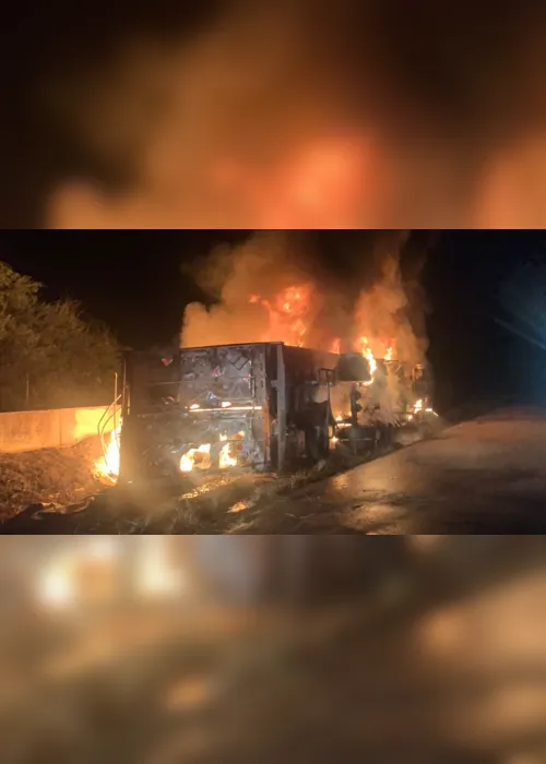 
			
				Caminhão bitrem pega fogo na BR-101; veja imagens da explosão!
			
			