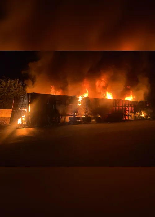 
			
				Caminhão bitrem pega fogo na BR-101; veja imagens da explosão!
			
			