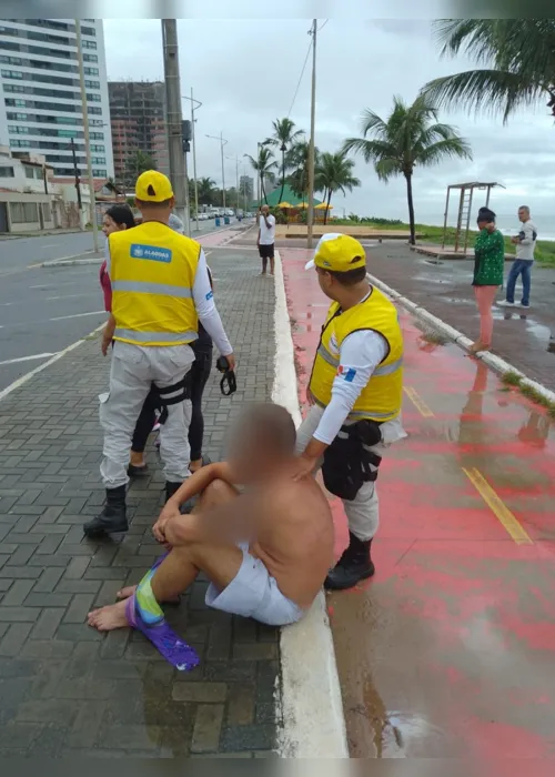 
			
				Dois homens são detidos após se agredirem na orla da Jacarecica
			
			