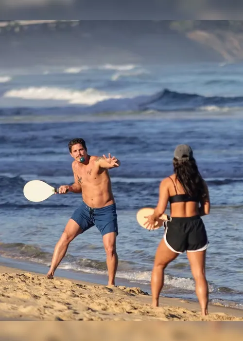 
				Famosos curtem dia ensolarado nas praias do Rio de Janeiro
			
			