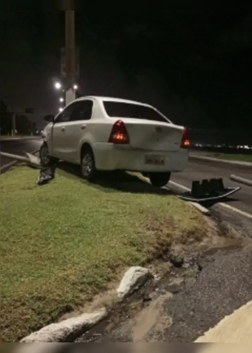 
				Motorista por app derruba poste e causa capotamento de outro veículo
			
			