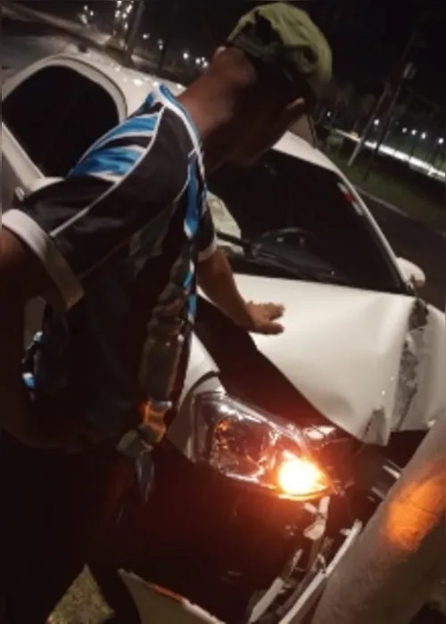 
				Motorista por app derruba poste e causa capotamento de outro veículo
			
			