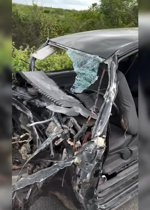 
			
				Mulher é arremessada de carro e morre após colisão com caminhão
			
			