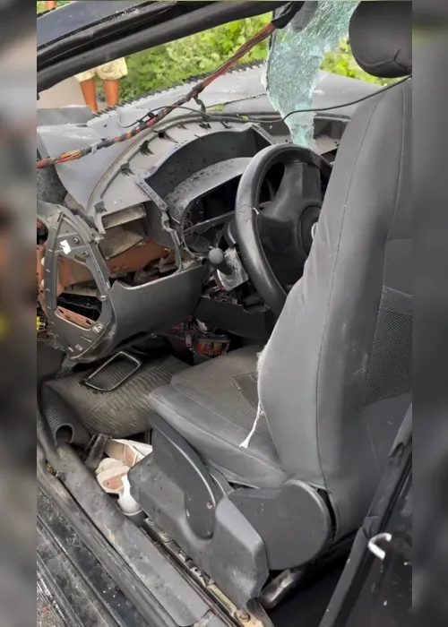 
			
				Mulher é arremessada de carro e morre após colisão com caminhão
			
			