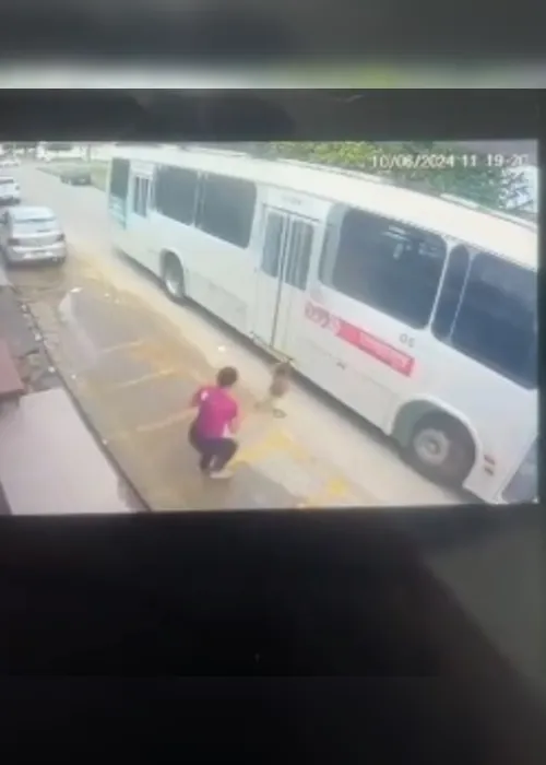 
			
				SUSTO: criança corre e quase é atropelada por ônibus em Penedo
			
			