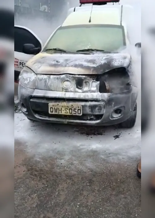 
				Vídeo: ambulância pega fogo e fica totalmente destruída em Penedo
			
			