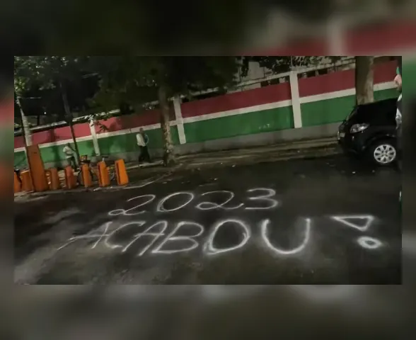 Diniz é alvo de protesto no Fluminense e recebe recado de torcedores