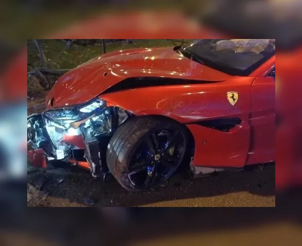 Esposa de jogador brasileiro destrói Ferrari em acidente na Espanha