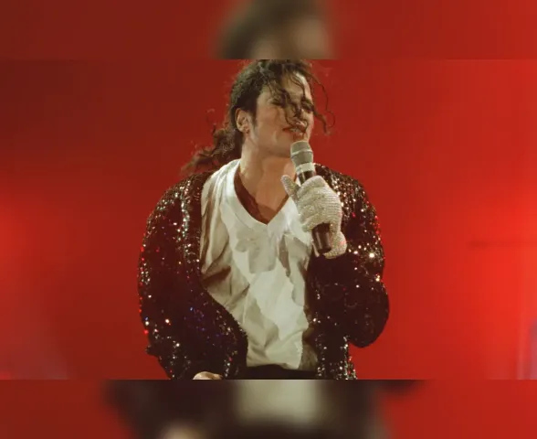 Jaqueta usada por Michael Jackson em “Billie Jean” será leiloada