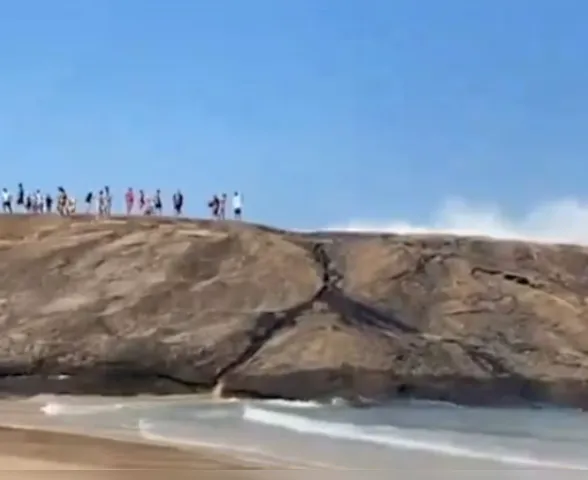 Vídeo: banhistas são arrastados por ondas fortes em praia