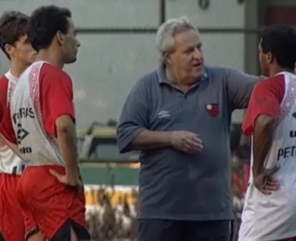 Washington Rodrigues, o Apolinho, é velado na sede do Flamengo