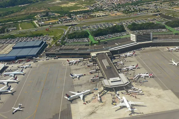 
				
					Anac suspende limitação do número de voos no aeroporto de Guarulhos
				
				