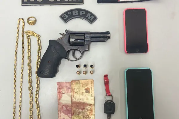 

					Após perseguição, polícia prende três com revólver e munições

				
