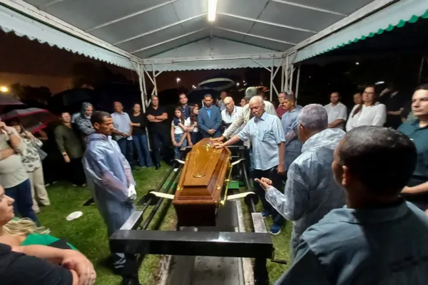 
				
					Arivaldo Maia  sepultado em clima de emoo e despedidas de amigos e familiares
				
				