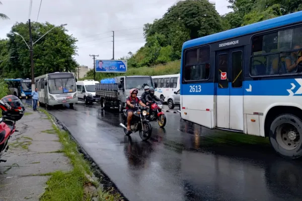 

					Árvore de grande porte cai na Leste-Oeste e parte da via é interditada

				