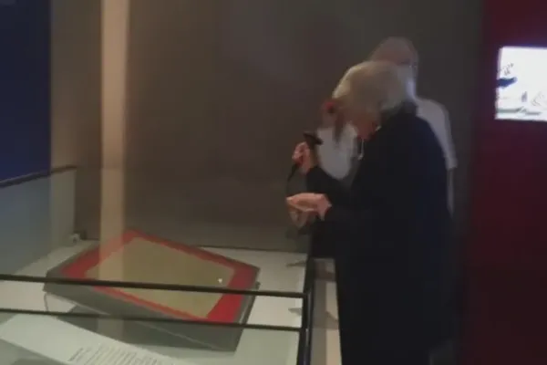 
				
					Ativistas idosas tentam destruir Carta Magna da Inglaterra
				
				